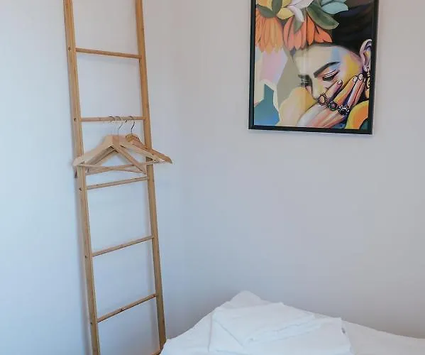 Kefs Guesthouse&café *